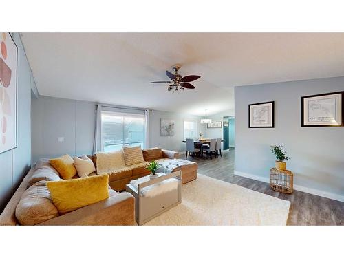 112 Clausen Crescent, Fort Mcmurray, AB - Indoor Photo Showing Living Room