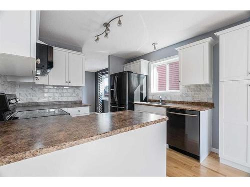 173 Pickles Crescent, Fort Mcmurray, AB - Indoor Photo Showing Kitchen