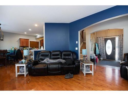 133 Sandhill Place, Fort Mcmurray, AB - Indoor Photo Showing Living Room