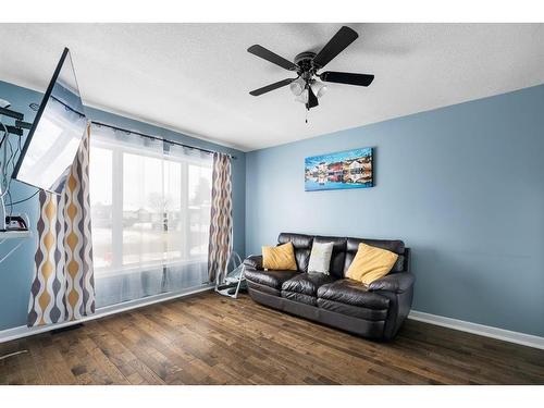 239 Dickins Drive, Fort Mcmurray, AB - Indoor Photo Showing Living Room