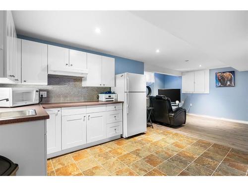 239 Dickins Drive, Fort Mcmurray, AB - Indoor Photo Showing Kitchen