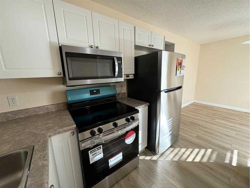 124 Kodiak Crescent, Fort Mcmurray, AB - Indoor Photo Showing Kitchen