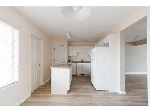 124 Kodiak Crescent, Fort Mcmurray, AB - Indoor Photo Showing Kitchen