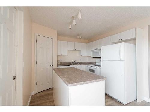 124 Kodiak Crescent, Fort Mcmurray, AB - Indoor Photo Showing Kitchen