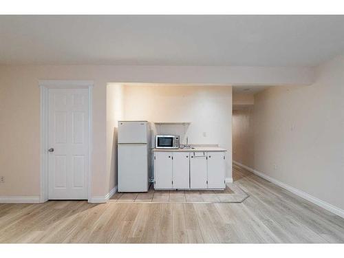 124 Kodiak Crescent, Fort Mcmurray, AB - Indoor Photo Showing Kitchen