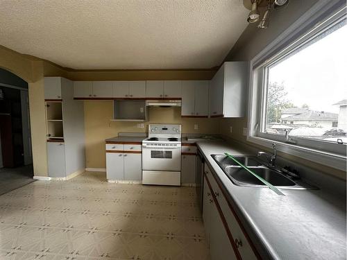 117 Bacon Place, Fort Mcmurray, AB - Indoor Photo Showing Kitchen With Double Sink