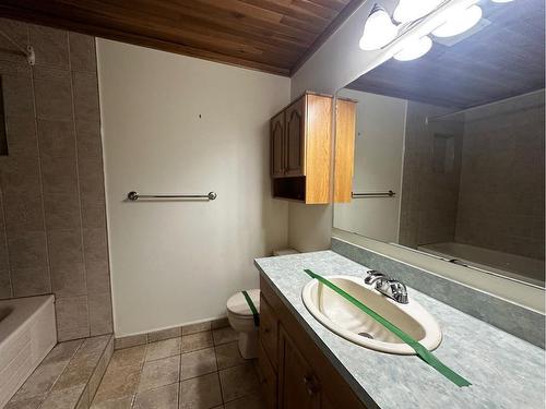 117 Bacon Place, Fort Mcmurray, AB - Indoor Photo Showing Bathroom