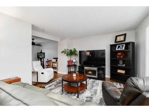 223 Dickins Drive, Fort Mcmurray, AB - Indoor Photo Showing Living Room