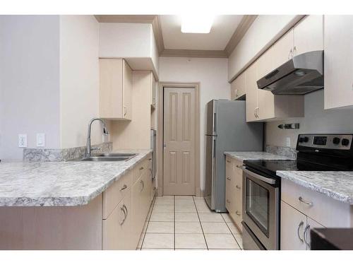 102-9918 Gordon Avenue, Fort Mcmurray, AB - Indoor Photo Showing Kitchen With Double Sink With Upgraded Kitchen