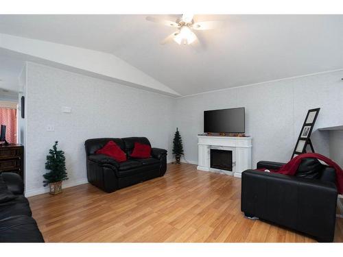 165 Mitchell Drive, Fort Mcmurray, AB - Indoor Photo Showing Living Room