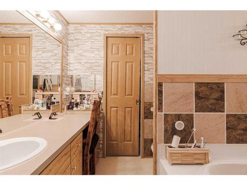 121 Grant Bay, Fort Mcmurray, AB - Indoor Photo Showing Bathroom