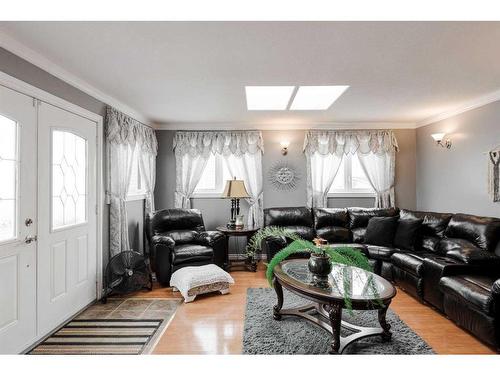 121 Grant Bay, Fort Mcmurray, AB - Indoor Photo Showing Living Room