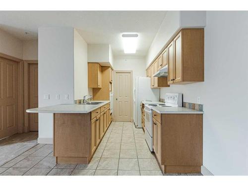 302-9918 Gordon Avenue, Fort Mcmurray, AB - Indoor Photo Showing Kitchen