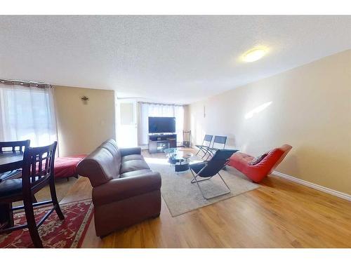 311-14921 Macdonald Drive, Fort Mcmurray, AB - Indoor Photo Showing Living Room