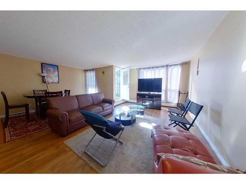 311-14921 Macdonald Drive, Fort Mcmurray, AB - Indoor Photo Showing Living Room