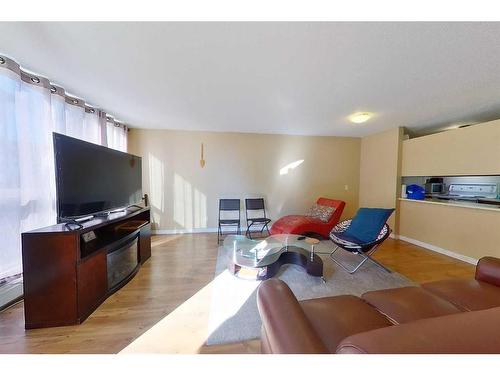 311-14921 Macdonald Drive, Fort Mcmurray, AB - Indoor Photo Showing Living Room