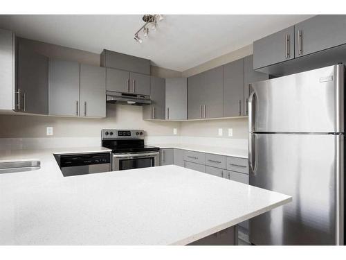 57-401 Athabasca Avenue, Fort Mcmurray, AB - Indoor Photo Showing Kitchen With Stainless Steel Kitchen With Double Sink With Upgraded Kitchen