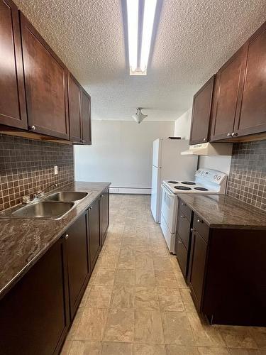 404-111 Charles Avenue, Fort Mcmurray, AB - Indoor Photo Showing Kitchen With Double Sink