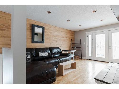 197 Ross Haven Drive, Fort Mcmurray, AB - Indoor Photo Showing Living Room