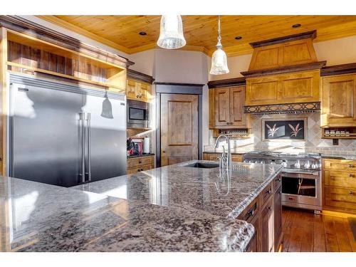 173 Sommer Way, Saprae Creek, AB - Indoor Photo Showing Kitchen With Upgraded Kitchen