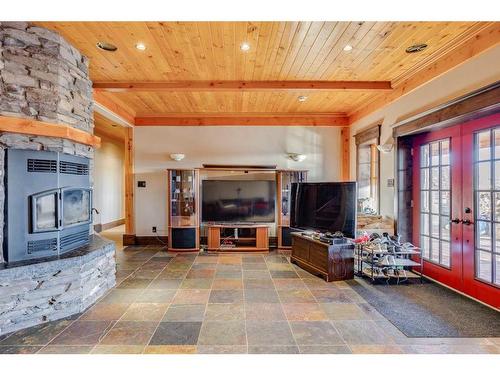 173 Sommer Way, Saprae Creek, AB - Indoor Photo Showing Living Room