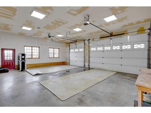 173 Sommer Way, Saprae Creek, AB - Indoor Photo Showing Garage