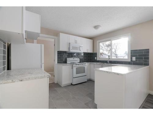 55 Fitzsimmons Avenue, Fort Mcmurray, AB - Indoor Photo Showing Kitchen