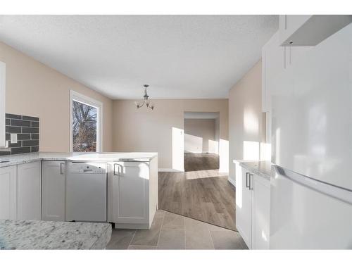 55 Fitzsimmons Avenue, Fort Mcmurray, AB - Indoor Photo Showing Kitchen