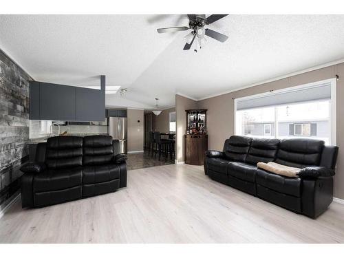 120 Hunter Street, Fort Mcmurray, AB - Indoor Photo Showing Living Room