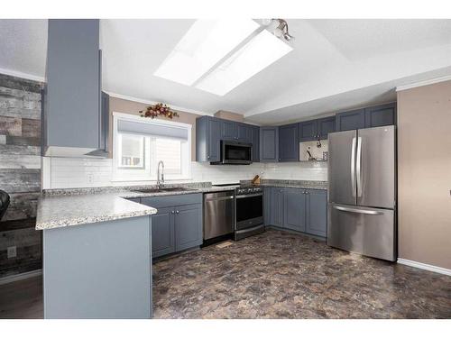 120 Hunter Street, Fort Mcmurray, AB - Indoor Photo Showing Kitchen With Upgraded Kitchen