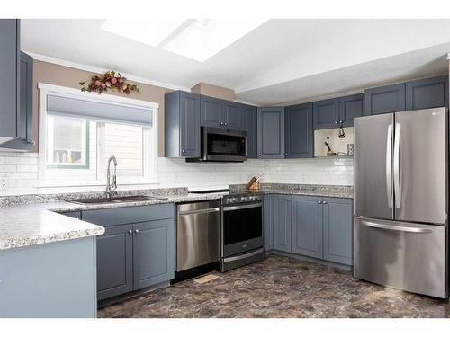 120 Hunter Street, Fort Mcmurray, AB - Indoor Photo Showing Kitchen With Upgraded Kitchen