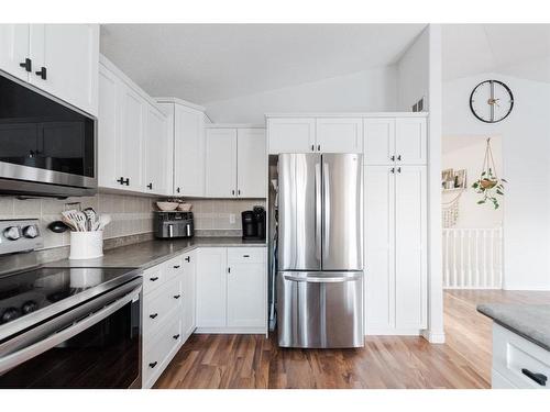 104 Swanson Crescent, Fort Mcmurray, AB - Indoor Photo Showing Kitchen