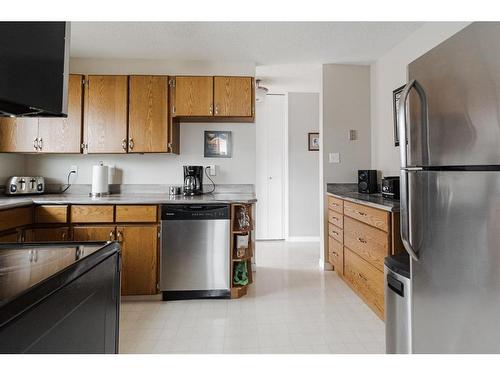 125 Silvertip Place, Fort Mcmurray, AB - Indoor Photo Showing Kitchen