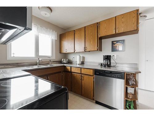 125 Silvertip Place, Fort Mcmurray, AB - Indoor Photo Showing Kitchen With Double Sink