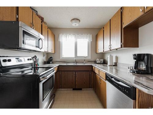 125 Silvertip Place, Fort Mcmurray, AB - Indoor Photo Showing Kitchen With Double Sink