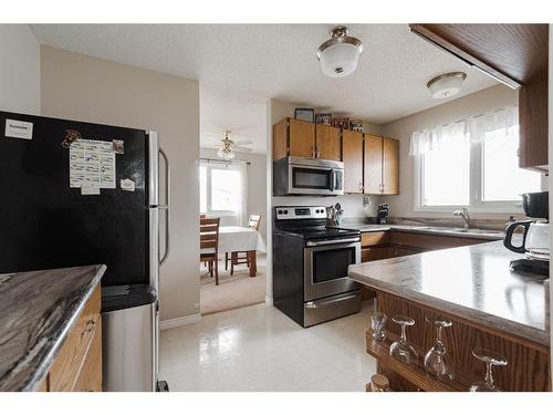 125 Silvertip Place, Fort Mcmurray, AB - Indoor Photo Showing Kitchen With Stainless Steel Kitchen With Double Sink