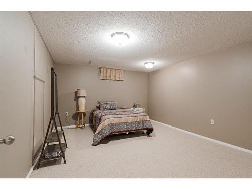 125 Silvertip Place, Fort Mcmurray, AB - Indoor Photo Showing Bedroom