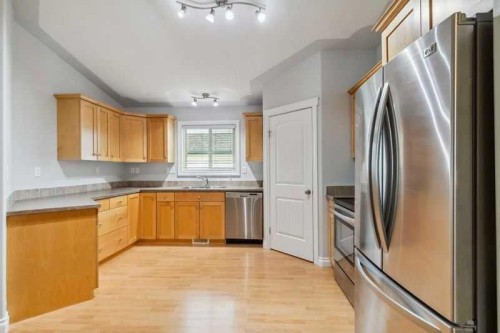221 Ash Way, Fort Mcmurray, AB - Indoor Photo Showing Kitchen With Double Sink