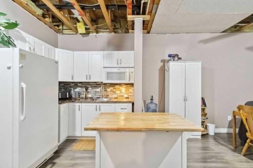 221 Ash Way, Fort Mcmurray, AB - Indoor Photo Showing Kitchen