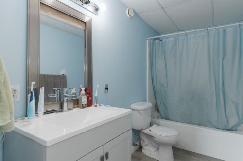100 Laurier Place, Fort Mcmurray, AB - Indoor Photo Showing Bathroom