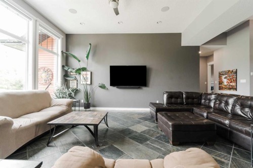 5747 Draper Road, Fort Mcmurray, AB - Indoor Photo Showing Living Room