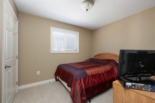 549 Walnut Crescent, Fort Mcmurray, AB - Indoor Photo Showing Bedroom