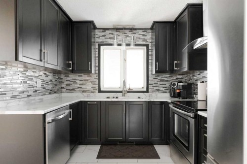 32 Moberly Crescent, Fort Mcmurray, AB - Indoor Photo Showing Kitchen With Upgraded Kitchen