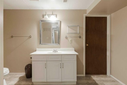 32 Moberly Crescent, Fort Mcmurray, AB - Indoor Photo Showing Bathroom