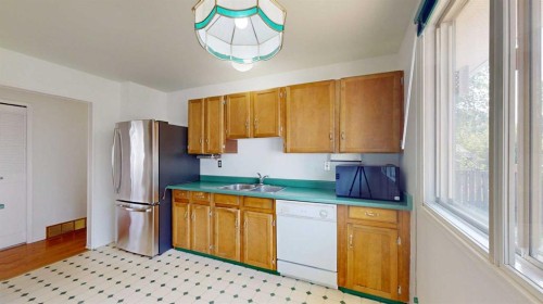 121 Beale Crescent, Fort Mcmurray, AB - Indoor Photo Showing Kitchen With Double Sink
