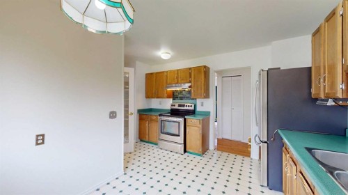121 Beale Crescent, Fort Mcmurray, AB - Indoor Photo Showing Kitchen With Double Sink