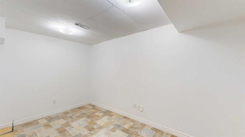 121 Beale Crescent, Fort Mcmurray, AB - Indoor Photo Showing Other Room