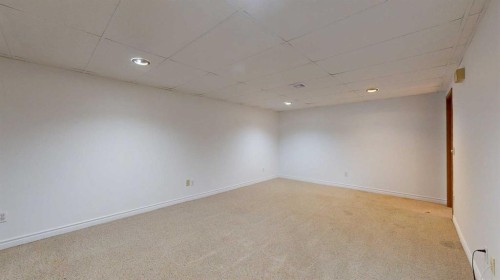 121 Beale Crescent, Fort Mcmurray, AB - Indoor Photo Showing Other Room