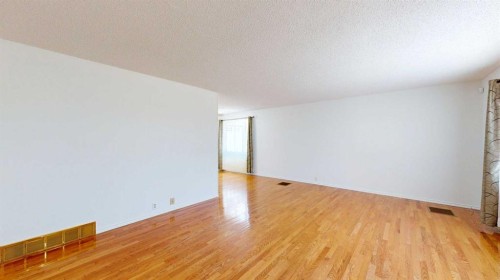 121 Beale Crescent, Fort Mcmurray, AB - Indoor Photo Showing Other Room