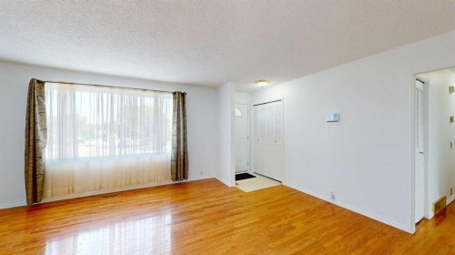 121 Beale Crescent, Fort Mcmurray, AB - Indoor Photo Showing Other Room